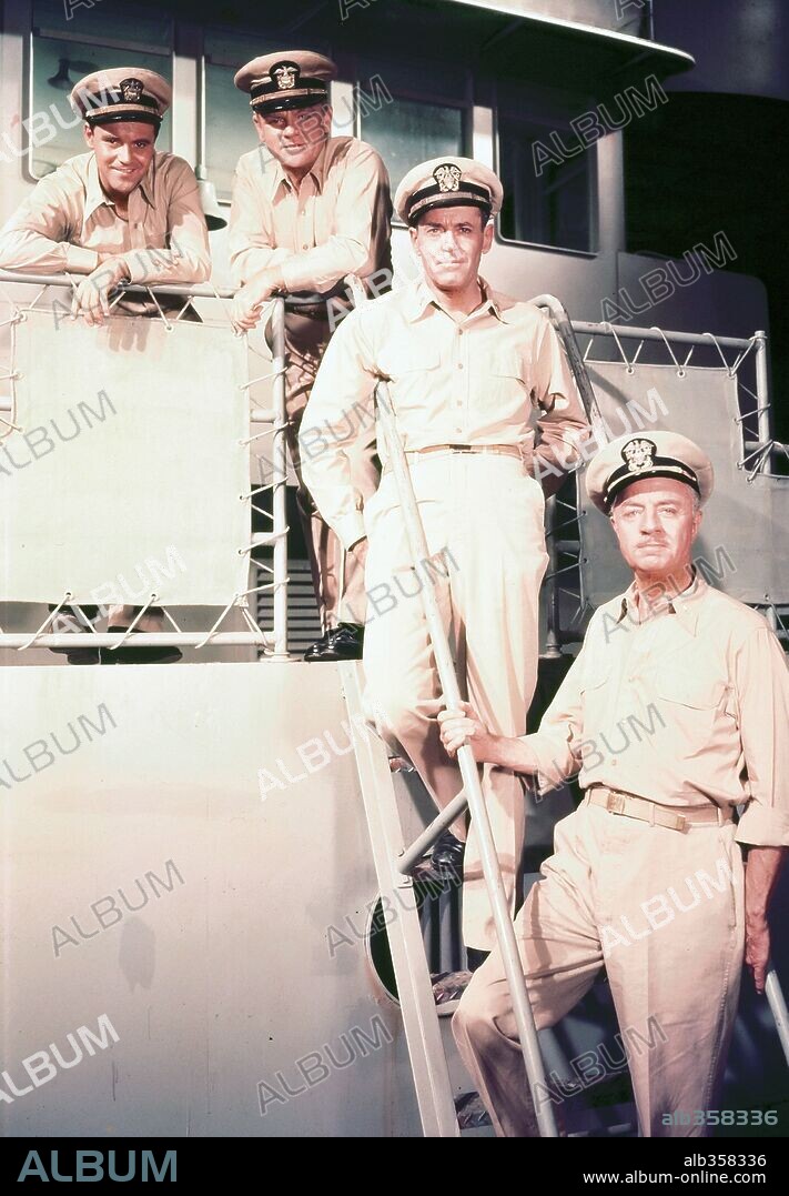 HENRY FONDA, JACK LEMMON, JAMES CAGNEY y WILLIAM POWELL en ESCALA EN HAWAII, 1955 (MISTER ROBERTS), dirigida por JOHN FORD y MERVYN LEROY. Copyright WARNER BROTHERS.