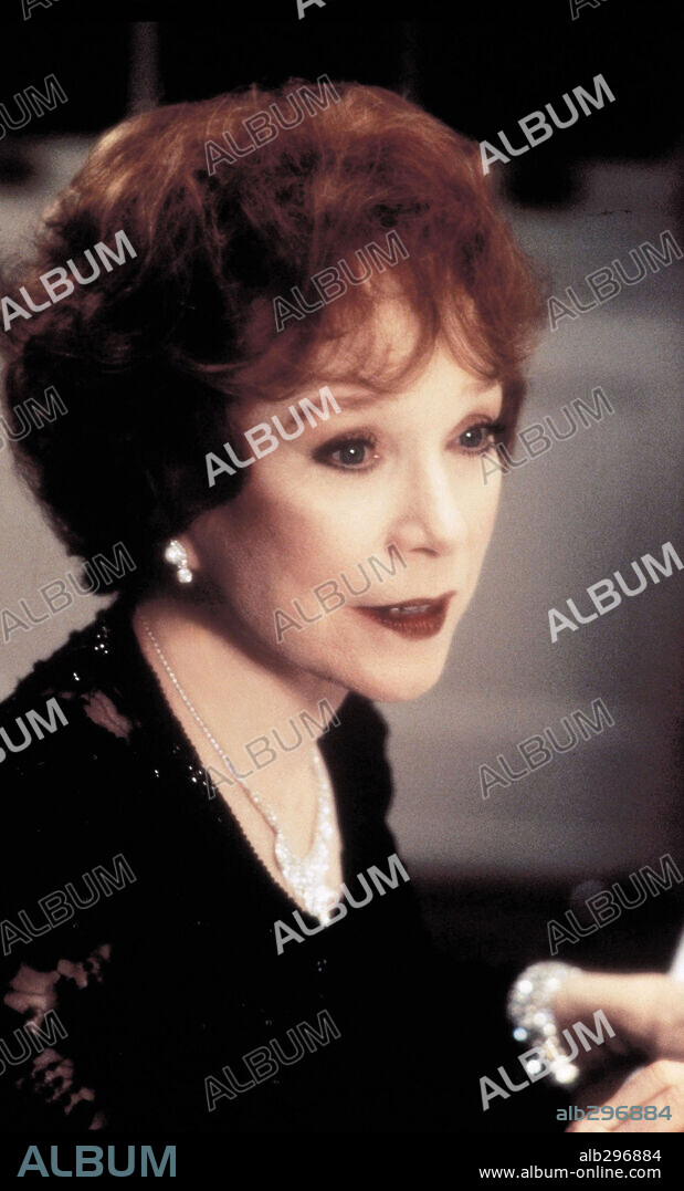 SHIRLEY MACLAINE en CON CARIÑO DESDE EL CIELO, 1996 (MRS. WINTERBOURNE), dirigida por RICHARD BENJAMIN. Copyright A&M FILMS / MACAULAY, BRUCE.