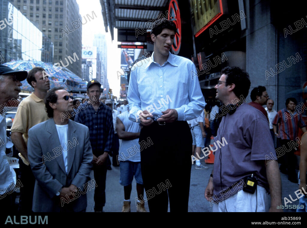 BILLY CRYSTAL, GHEORGHE MURESAN y MICHAEL LEHMANN en MI GIGANTE, 1998 (MY GIANT), dirigida por MICHAEL LEHMANN. Copyright CASTLE ROCK ENTERTAINMENT.