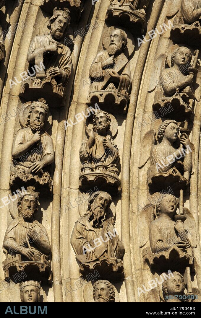 ARTE GOTICO. FRANCIA. Detalle de las ESCULTURAS que decoran las arquivoltas de una de las puertas de la fachada de la CATEDRAL DE NOTRE DAME (1163-1250), construida en estilo gótico por orden del obispo Eudes de Sully. Consta de tres cuerpos superpuestos, con tres grandes pórticos en su zona inferior. PARIS.