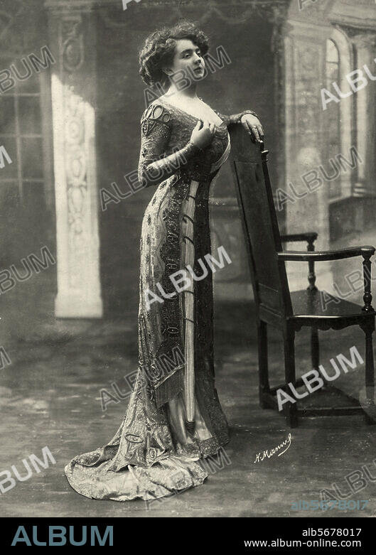 Fashion:. Ladies' fashion 1905. Byzantine-style evening dress. Photo, c. 1905 (Henri Manuel). Berlin, Sammlung Archiv für Kunst und Geschichte.