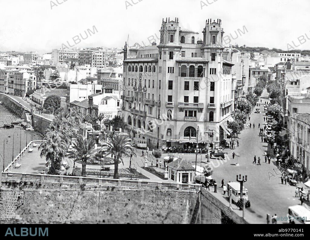 Diciembre 1955. Soberbio edificio que Da entrada A Ceuta, tras el puente Almina. A la Derecha, El "Revellin", la calle más Genuinamente Ceutí, arteria principal de la plaza.