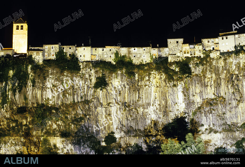 Castellfollit de la Roca, casas colgantes (La Garrotxa).