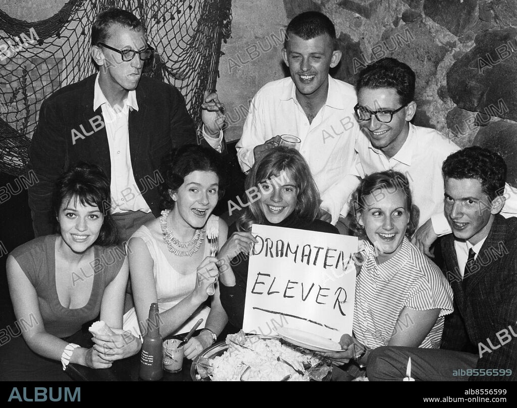 STOCKHOLM 19590826. Elevkullen som kom in på Dramaten i augusti 1959. Undre raden från vänster Solveig Ternström, Lena Ewert, Inger Liljefors, Fillie Lyckow och Christian Berling. Övre raden från vänster Jan Blomberg, Sven-Bertil Taube och Etienne Glasér.. Foto: DN / SCANPIX / Kod: 192. ***SVD OUT***.