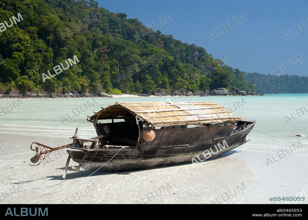 The ‘Sea Gypsies’ or Moken of the Andaman Sea, known in Thai as chao thalae or ‘people of the sea’, are divided into three groups. They number between 4,000 and 5,000, they live only on the coast, either in huts by the shore, or on craft that ply the coastal waters from the Mergui Archipelago in Burma to the Tarutao Islands in Southern Thailand.