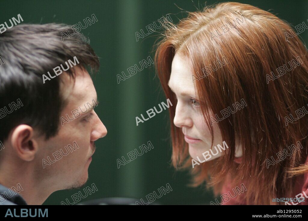 JONATHAN RHYS MEYERS y JULIANNE MOORE en LA SOMBRA DE LOS OTROS, 2010 (SHELTER), dirigida por BJÖRN STEIN y MANS MARLIND. Copyright NALA FILMS/MACARI/EDELSTEIN/SHELTER PROD/NALA INVESTMENTS.