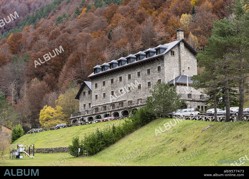 Parador nacional de turismo Monte Perdido, valle de Pineta, parque nacional de Ordesa y Monte Perdido, Provincia de Huesca, Comunidad Autónoma de Aragón, cordillera de los Pirineos, Spain, europe.