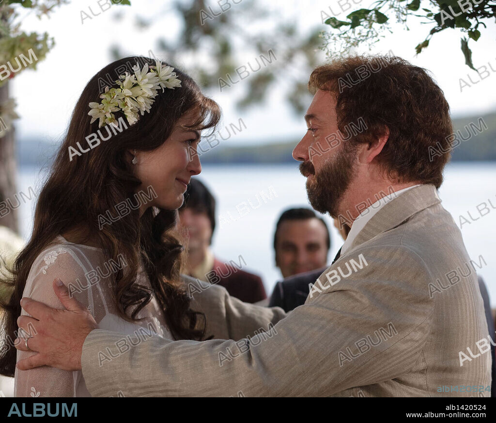 PAUL GIAMATTI and ROSAMUND PIKE in BARNEY'S VERSION, 2010, directed by RICHARD J. LEWIS. Copyright SERENDIPITY POINT FILMS.