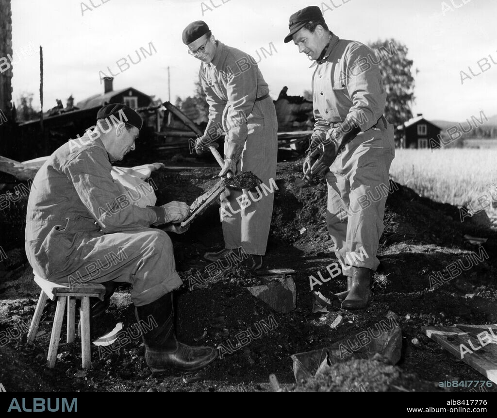 RÖSTE 19540916 . Tre brottsplatsundersökare från mordkommissionen i ruinerna av mördade makarna Stockbergs nerbrända hus. Från vänster Artur Larsson, Axel Morath och Erik H. Blomberg.. Foto: DN / TT / Kod: 192. ** SVD OUT**.