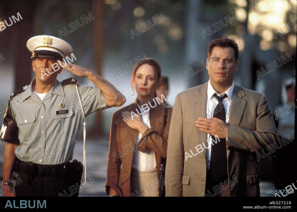 JOHN TRAVOLTA, MADELEINE STOWE y TIMOTHY HUTTON en LA HIJA DEL GENERAL, 1999 (THE GENERAL'S DAUGHTER), dirigida por SIMON WEST. Copyright PARAMOUNT PICTURES / FOREMAN, RICHARD.