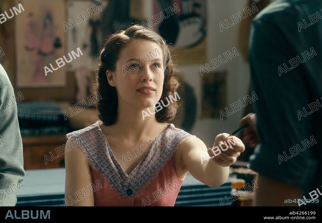 PAULA BEER in NEVER LOOK AWAY, 2018 (WERK OHNE AUTOR), directed by FLORIAN HENCKEL VON DONNERSMARCK. Copyright Pergamon Film / Wiedemann & Berg Filmproduktion / Beta Cinem.