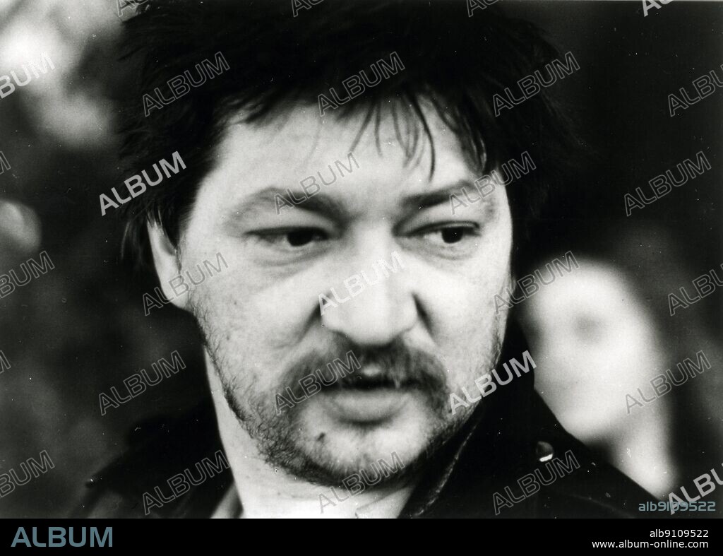 RAINER WERNER FASSBINDER en EL MUNDO CONECTADO, 1973 (WELT AM DRAHT), dirigida por RAINER WERNER FASSBINDER. Copyright WESTDEUTSCHER RUNDFUNK.