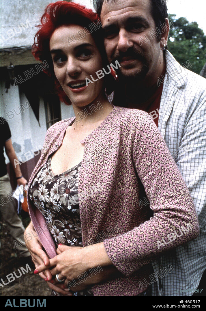 ANABEL ALONSO y KARRA ELEJALDE en CARNE DE GALLINA, 2002, dirigida por JAVIER MAQUA. Copyright ULTIMO PASE PRODUCCIONES, CARTEL.