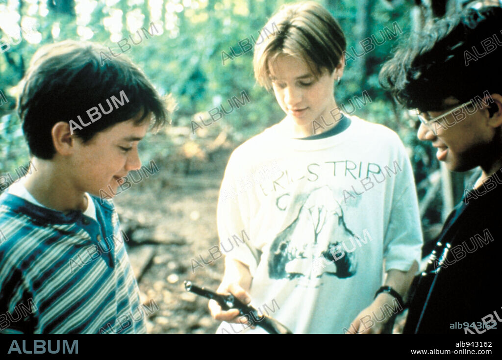 DEVON SAWA, DOMINIC ZAMPROGNA and STUART STONE in THE BOYS CLUB, 1997, directed by JOHN FAWCETT. Copyright ALLIANCE COMMUNICATIONS.