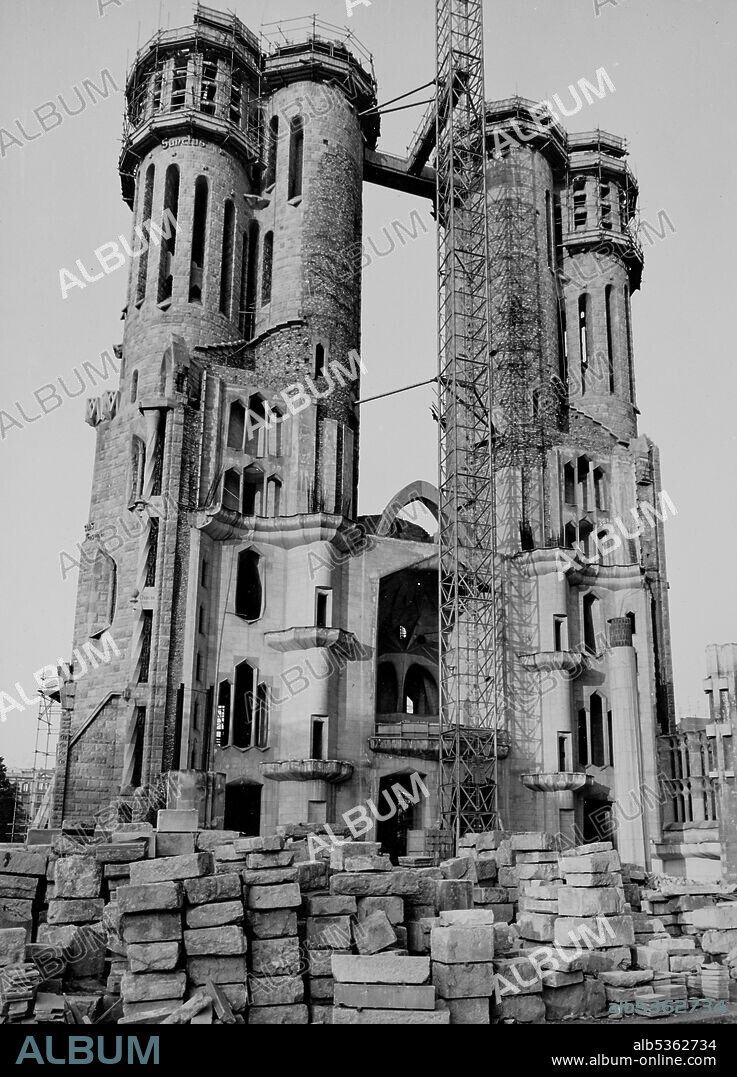 ANTONI GAUDÍ. Sagrada Familia (Passion Façade): interior view of the construction, on the right the column dedicated to Barcelona, 1972.