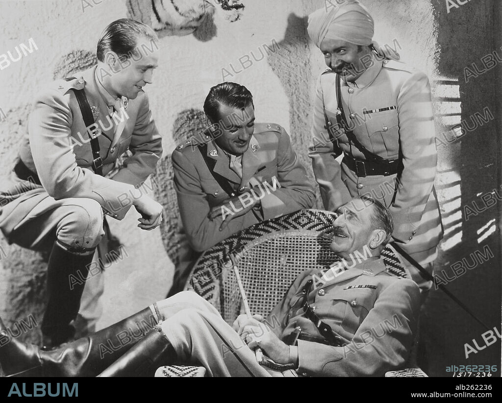 C. AUBREY SMITH, FRANCHOT TONE, GARY COOPER y MONTE BLUE en TRES LANCEROS BENGALÍES, 1935 (THE LIVES OF A BENGAL LANCER), dirigida por HENRY HATHAWAY. Copyright PARAMOUNT PICTURES.