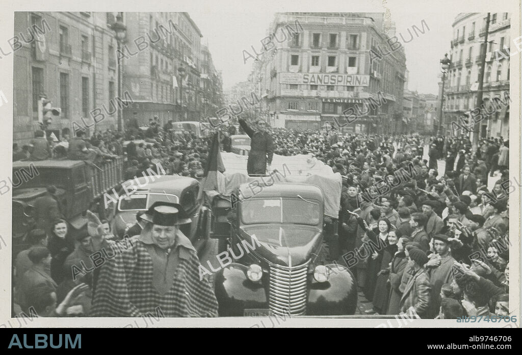 Madrid, 01/04/1939. Guerra Civil Española. Liberación de Madrid,  cientos de personas celebrando la victoria en la Puerta del Sol.