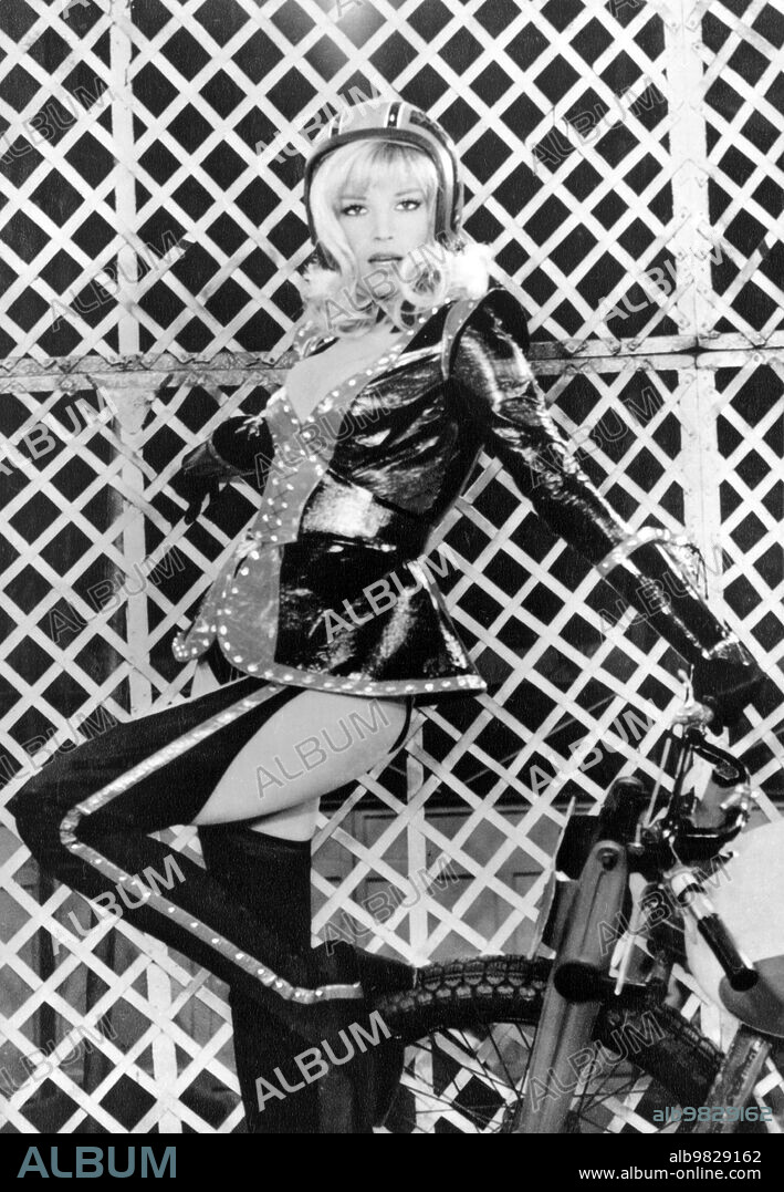 MONICA VITTI in THAT'S HOW WE WOMEN ARE, 1971 (NOI DONNE SIAMO FATTE COSI), directed by DINO RISI. Copyright INTERNATIONAL APOLLO FILMS.
