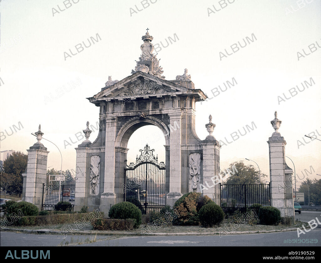 FRANCISCO MORADILLO 1720-1784 Y FRANCISCO NANGLE. PUERTA MONUMENTAL  SIGLO XVIII QUE DABA ACCESO AL REAL SITIO DEL PARDO - ESCULTURAS DE JUAN DOMINGO OLIVIERI 1706-62 Y REJA DE FRANCISCO BARRANCO.