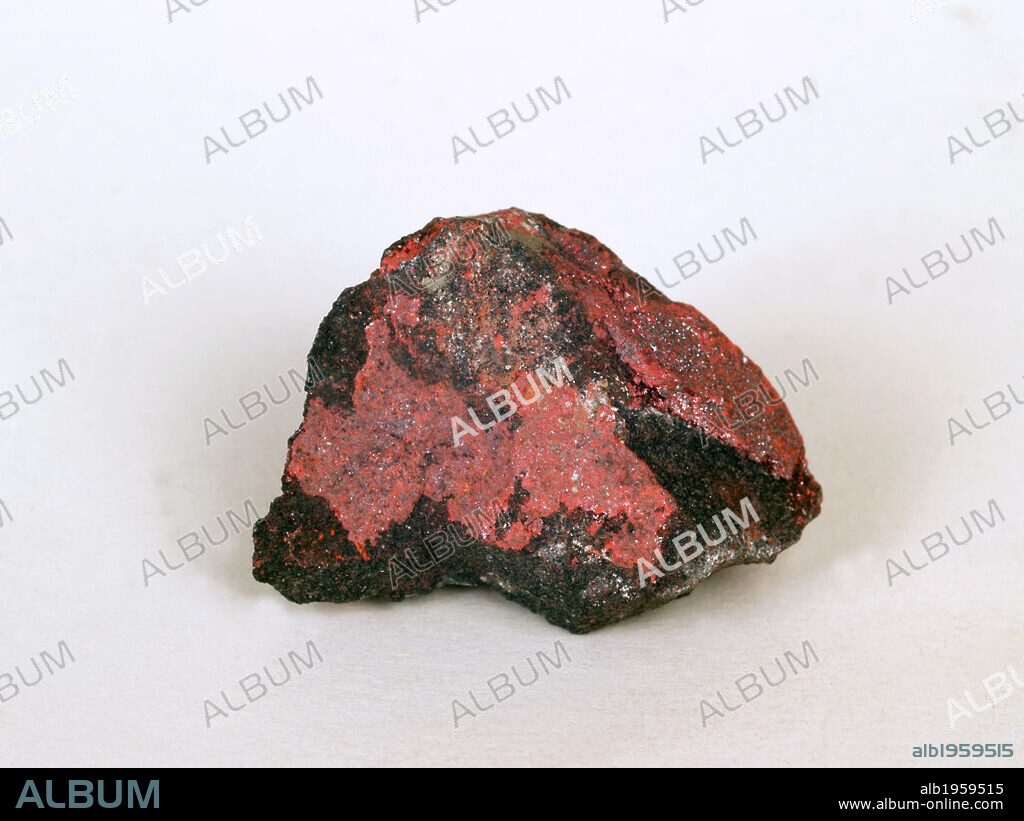 CINABRIO. Sulfuro de mercurio de color rojo bermellón, cristalizado en sistema trigonal. Se encuentra raramente en cristales y habitualmente en masas granulares.