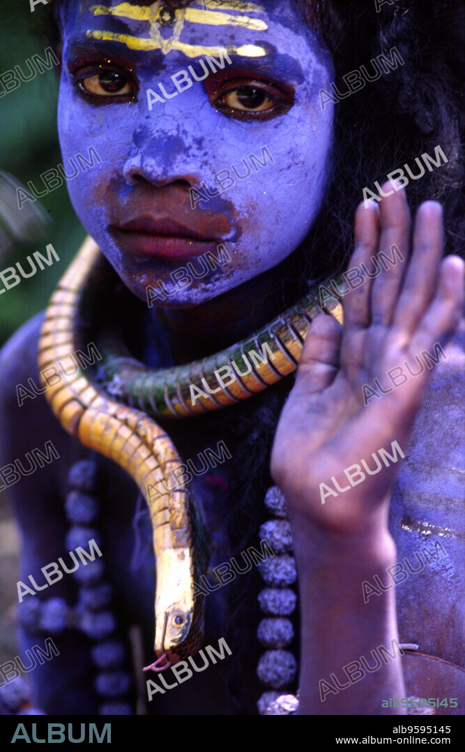 Niño representando al dios Vishnu,,Rishikesh,Uttar Pradesh,India.