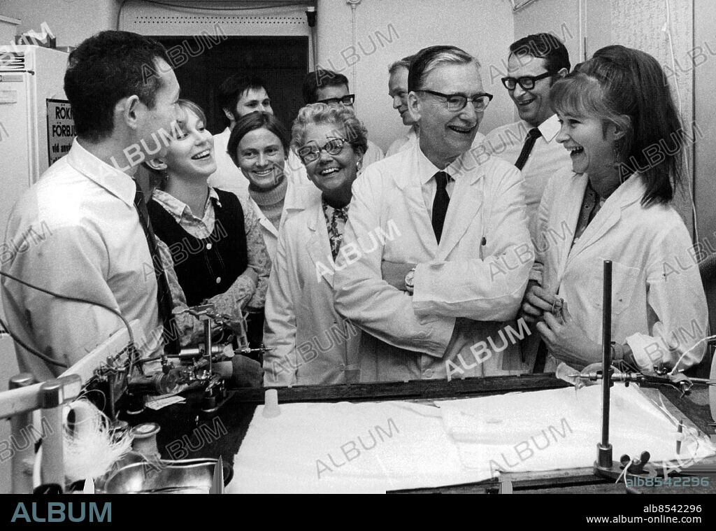 Stockholm 1970-10-15. Professor Ulf von Euler gläds åt att han tilldelas Nobelpriset i fysiologi eller medicin tillsammans med sitt team i laboratoriet på Karolinska . Foto: Owe Sjöblom / SvD / TT / kod 12014.