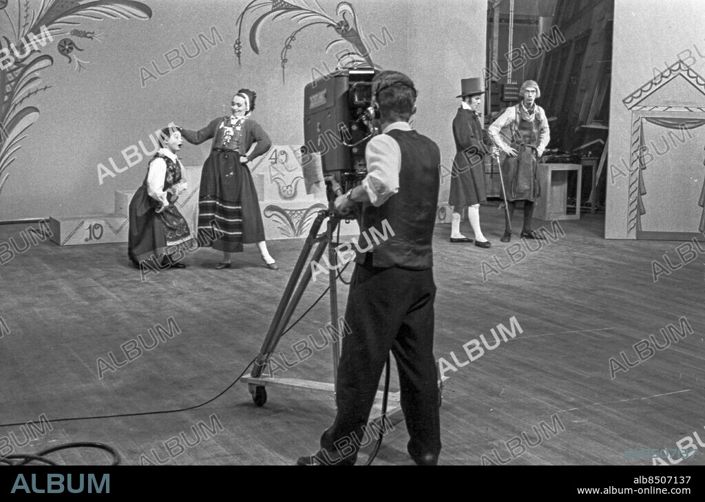 ARKIV 1955-11-17 . TV-programmet Ålderstrappan. Danspantomim av Else Fisher sänt 1955-11-17 Dansare: Else Fisher och Bengt Andersson Musik: Gunnar Hahn Dekor: Ruben Zehlén Inspelningar TV-inspelningar Kamerarmän TV-kameror Bakombilder. Foto: Bertil S-son Åberg / RIR / SVT / Kod: 5600 . RIR 12205 sv/v neg.