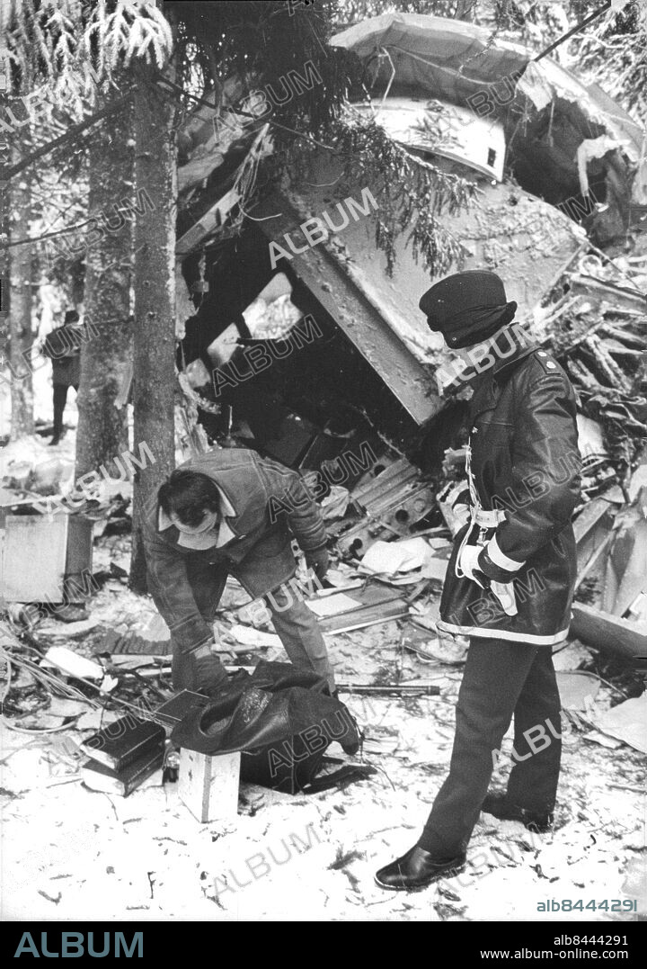 STOCKHOLM 1970-01-06. Polis undersöker nedslagsplatsen dagen efter ett flygplan Convair 990 Coronado från spanska flygbolaget Spantax kraschade strax efter start från Arlanda flygplats 5:e januari 1970. Planet skulle flygas med tre motorer till Zürich för att reparera den fjärde motorn. Fem besättningsmän omkom i olyckan. Foto: Leif R Jansson / TT / Kod: 50020.