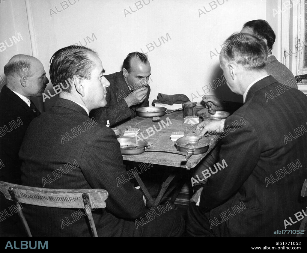 Defendants of the Nuremberg trials. Rudolf Hess, Joachim von Ribbentrop, Hans Frank, Fritz Sauckel and Albert Speer, defendants at the Nuremberg trial, having lunch in the prison refectory. Germany, November 1945.