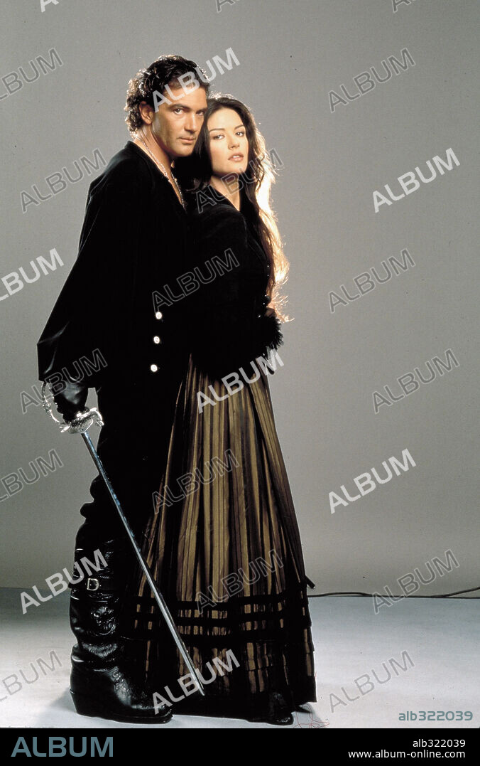 ANTONIO BANDERAS and CATHERINE ZETA-JONES in THE MASK OF ZORRO, 1998, directed by MARTIN CAMPBELL. Copyright AMBLIN ENTERTAINMENT / O'NEILL, MICHAEL.