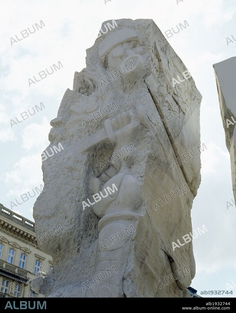 Detalle del Monumento contra la Guerra y el Fascismo erigido en Albertinaplatz, en memoria de los oscuros años que Austria estuvo bajo el dominio Nazi (1938-1945). Obra de Alfred Hrdlicka (1928-2009), 1988. Viena. Austria.