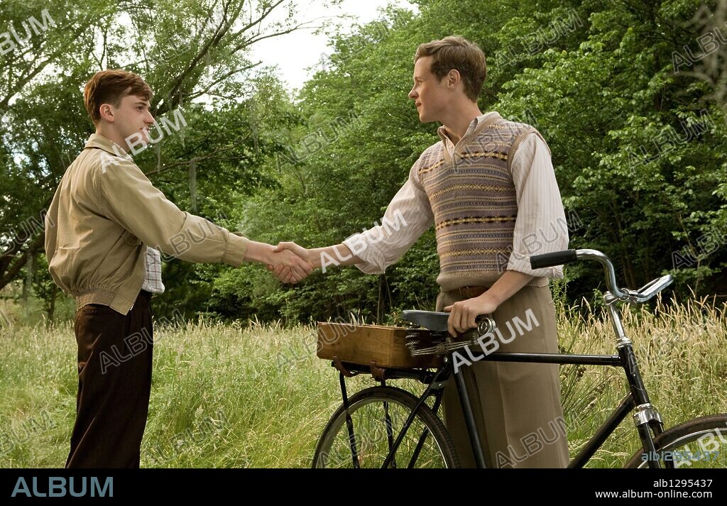 ASHTON HOLMES y JOE MAZZELLO en THE PACIFIC, 2010, dirigida por CARL FRANKLIN, DAVID NUTTER, JEREMY PODESWA y TIMOTHY VAN PATTEN. Copyright DREAMWORKS SKG/HBO FILMS/PLAYTONE / JAMES, DAVID.