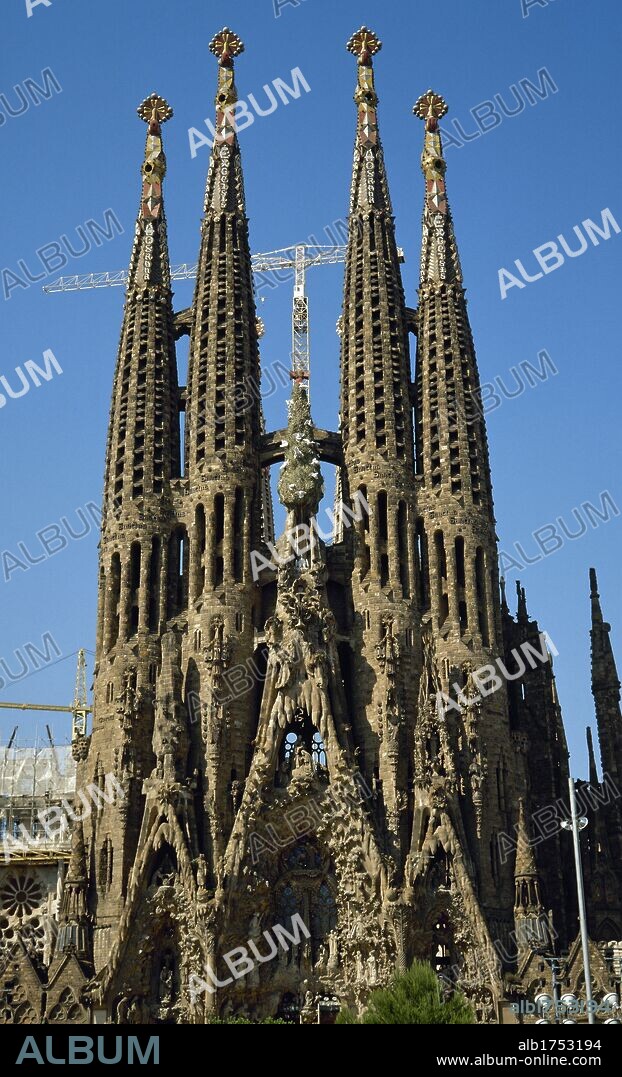 ARTE SIGLO XIX. MODERNISMO. ESPAÑA. BASILICA DE LA SAGRADA FAMILIA (1884). Obra de Antoni GAUDI. La construcción inicial era una cripta, encargándose Gaudí en 1883 del resto de la edificación, aunque sólo pudo acabar el ábside neogótico y la fachada del Nacimiento. Desde 1986 es Subirachs quien continúa las obras. Vista general. BARCELONA. Cataluña.