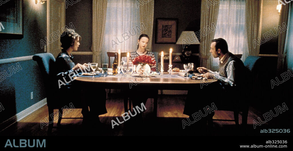 ANNETTE BENING, KEVIN SPACEY y THORA BIRCH en AMERICAN BEAUTY, 1999, dirigida por SAM MENDES. Copyright TM & DREAMWORKS.
