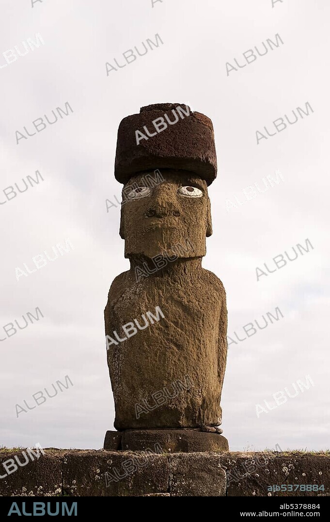 Moai statue, Ahu Ko Te Riku, Tahai Archaeological Complex, Rapa Nui, Easter Island, Chile, South America