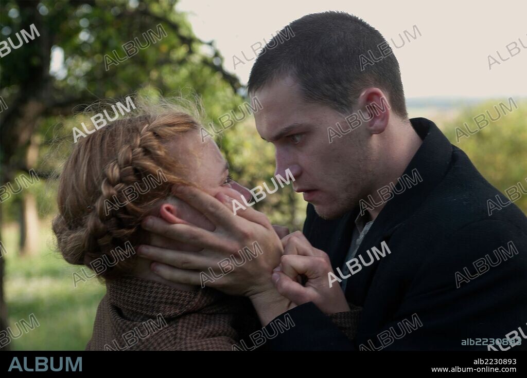 KAI-PETER MALINA und SASKIA ROSENDAHL in LORE, 2012, unter der Regie von CATE SHORTLAND. Copyright ROHFILM.