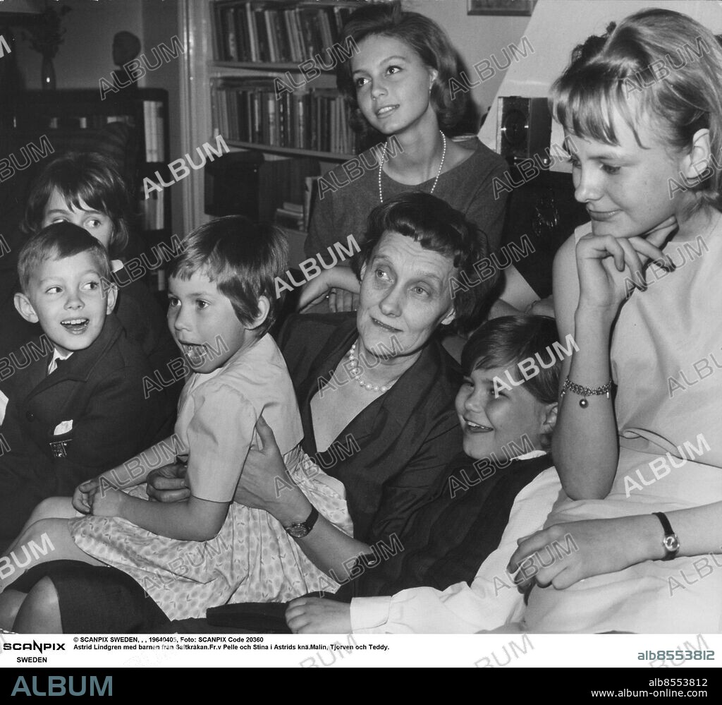 © SCANPIX SWEDEN, Stockholm, Sverige, 1964-04-05, Foto: Scanpix Code 20360. ***BETALBILD***. ARKIVBILD-FILEPOHOTO 1964-04-05***. Astrid Lindgren med barnen från Saltkråkan.Fr.v Pelle och Stina i Astrids knä.Malin, Tjorven och Teddy.