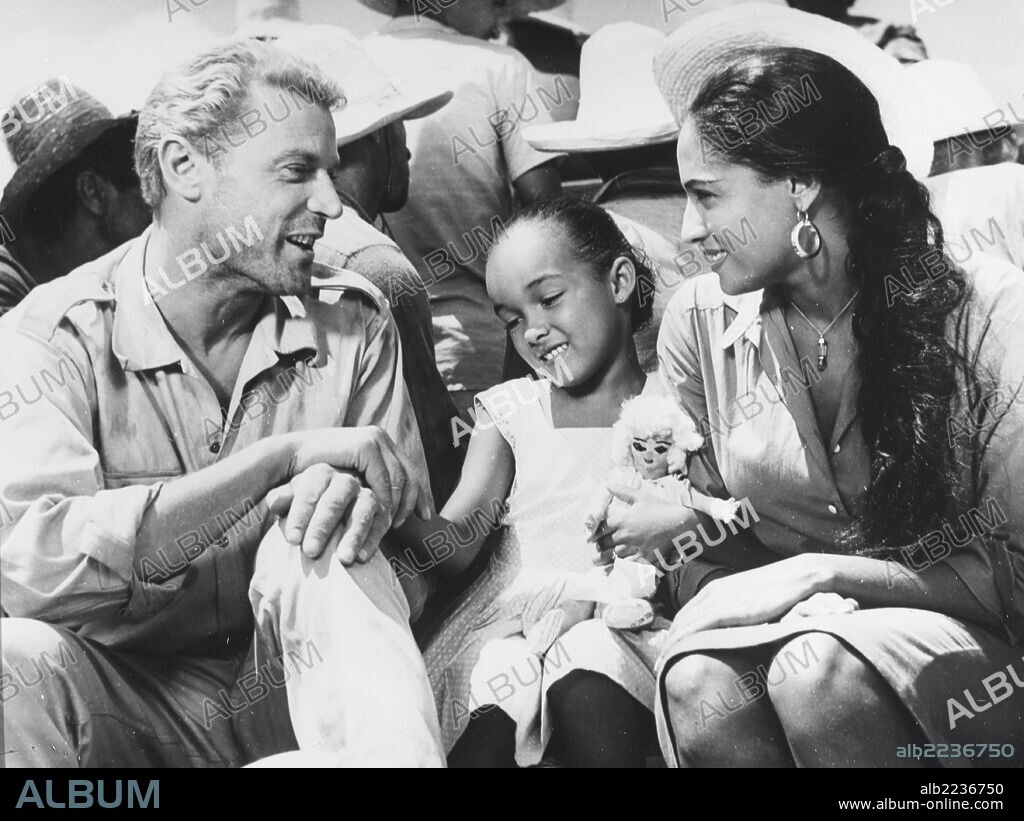 LOURDES DE OLIVEIRA y RAYMOND LOYER en BANDEIRANTES, OS, 1960, dirigida por MARCEL CAMUS. Copyright CINETEL.