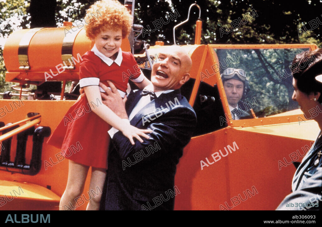 AILEEN QUINN and ALBERT FINNEY in ANNIE, 1982, directed by JOHN HUSTON. Copyright COLUMBIA PICTURES.