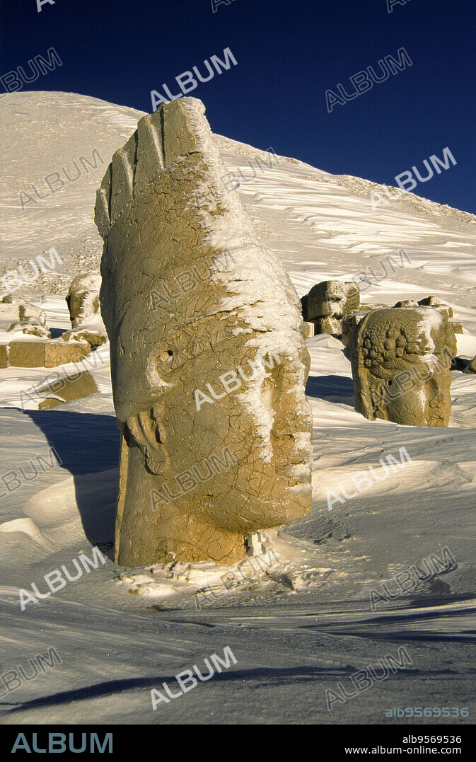Busto caido del rey Antioco I Epifanes.Tumulo funerario del rey Antioco I.Terraza Occidental.Monte Nemrut(2150m.).Nemrut Dagi Milli Parki.Anatolia Sudoriental.Turquia.