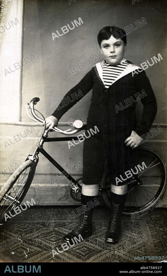 PEtit garcon en costume marin avec son velo, vers 1900 - 1910. Photo de famille, carte postale photographique, vers 1910. Credit IM/KHARBINE TAPABOR.