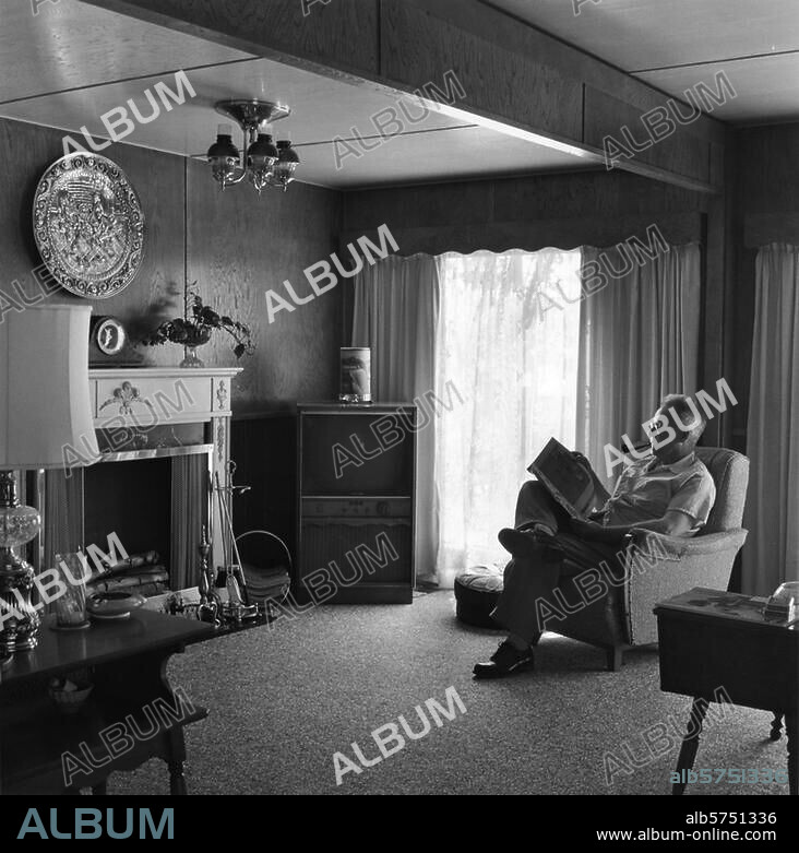 Verkehr / Automobil:. Wohnmobil. Wohnwagen-Siedlung bei Phoenix, Arizona (USA): Bewohner beim Lesen im Wohnzimmer seines Wohnwagens. Foto, 1958.