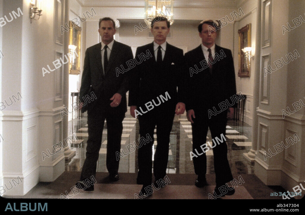 BRUCE GREENWOOD, KEVIN COSTNER and STEPHEN CULP in THIRTEEN DAYS WHICH SHOCKED THE WORLD, 2000 (THIRTEEN DAYS), directed by ROGER DONALDSON. Copyright NEW LINE CINEMA / GLASS, BEN.