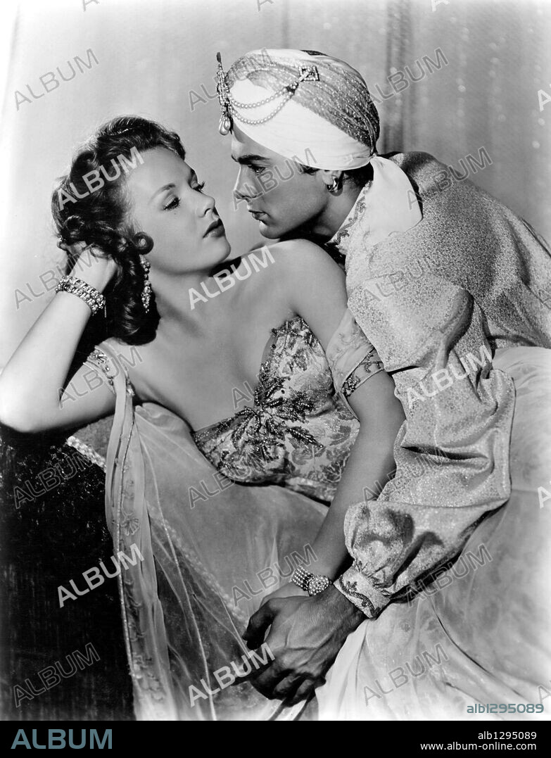 PIPER LAURIE and TONY CURTIS in SON OF ALI BABA, 1952, directed by KURT NEUMANN. Copyright UNIVERSAL PICTURES.