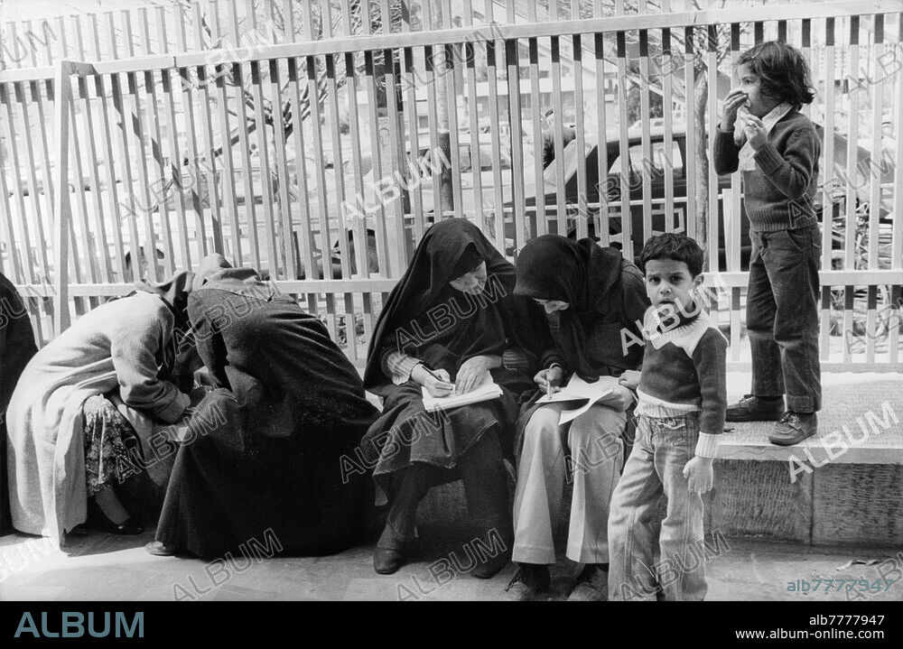 Iranian Post-Revolution / Iranian Legislative Elections. Women and children in Tehran during the Iranian legislative elections in March 1980 following the January election of Abolhassan Bani Sadr as President of the Islamic Republic of Iran. Photo, 16.03.1980.