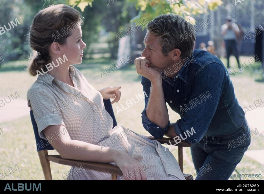 LEE REMICK y STEVE MCQUEEN en LA ÚLTIMA TENTATIVA, 1965 (BABY, THE RAIN MUST FALL), dirigida por ROBERT MULLIGAN. Copyright COLUMBIA PICTURES.