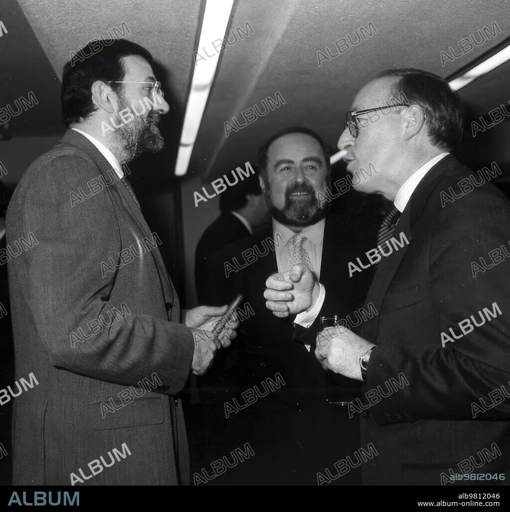 15 febrero 1998. HORIZONTAL - La Diputación Provincial de Huesca recibe el premio ala mejor empresa pública aragonesa concedido por la revista "MundoEmpresarial Europeo" . En la imagen , en el centro , el presidentede la misma , Rodolfo Ainsa, junto a Mariano Rajoy (izqda.) y Manuel Pizarro (dcha.).