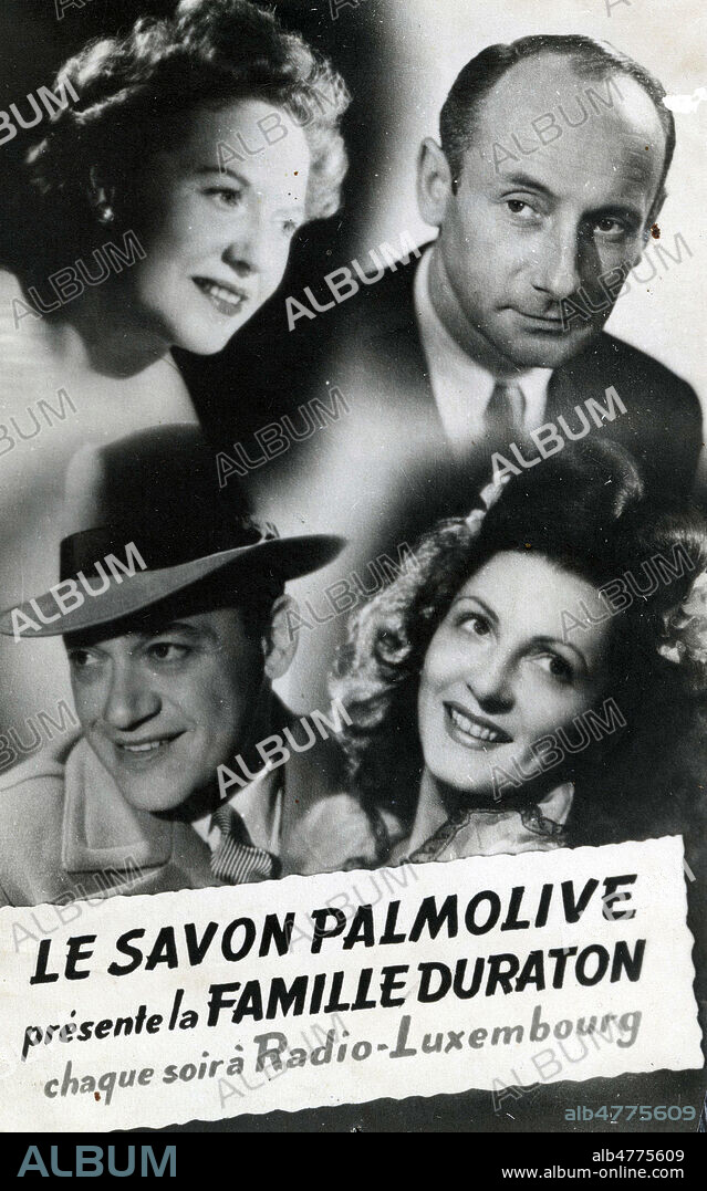 'Le savon Plamolive presente la famille Duraton. Chaque soir a Radio-Luxembourg' : les quatre acteurs : le pere Ded RYSEL (1903-1975), la mere Yvonne GALLI, le fils Jean-Jacques VITAL (1913-1977) et son epouse Jacqueline CARTIER. Photographie anonyme pour une carte postale publicitaire vers 1937. Credit : Collection IM/KHARBINE-TAPABOR.