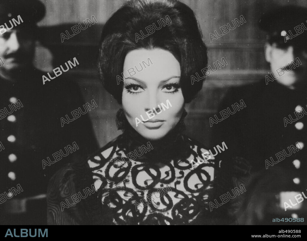 SARA MONTIEL dans ESA MUJER, 1969, réalisé par MARIO CAMUS. Copyright CESAREO GONZALEZ, S.A.-P.I.C.A.S.A.