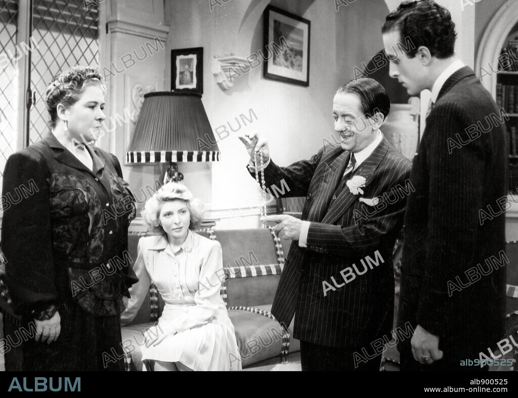 MARIA DOLORES PRADERA and VALERIANO LEON in ANTES DE ENTRAR, DEJEN SALIR, 1943, directed by JULIO DE FLEISCHNER. Copyright FARO PRODUCCIONES.